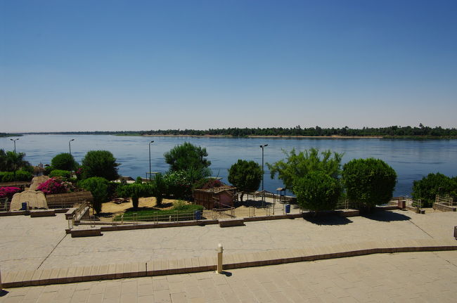 コム・オンボ神殿は、ナイル川のほとりにある神殿です。<br /><br />いやぁ、美しき青きナイル。