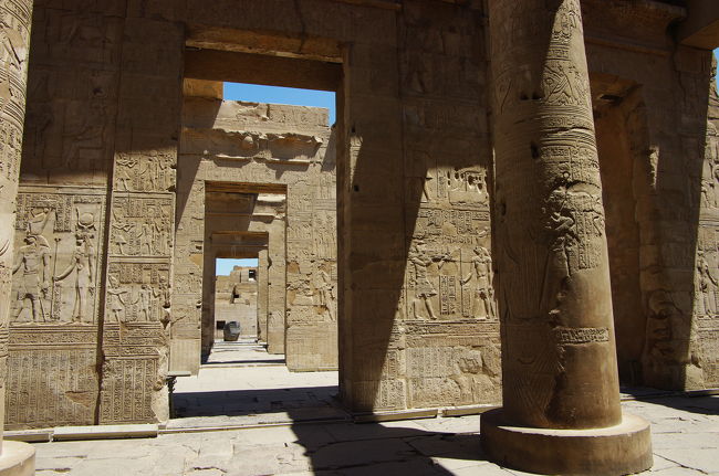 コム・オンボ神殿は、ホラス神殿と比べるとかなり小さく、質素で開放的です。向こうが見えてます。