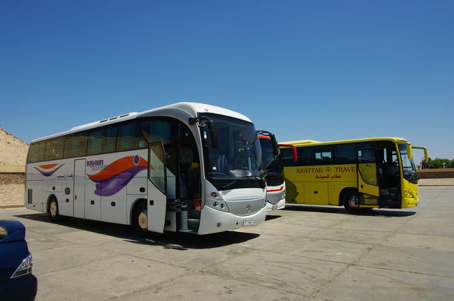 今日お世話になってるのは、一番手前のバス。<br /><br />ひとつ奥の車両は日本旅行さんのツアーでした。うちらは阪急。<br /><br />コム・オンボは、ホラス神殿よりも人が少なかったな。<br /><br />さて、午前11時50分。アスワンに向けて再出発です！