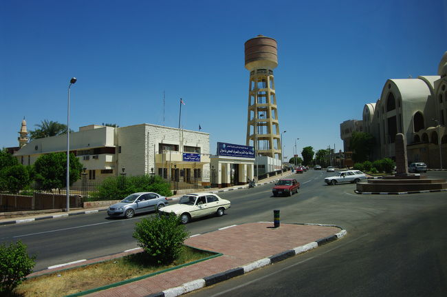 12時30分。アスワンに到着し、バスを乗り換えます。<br /><br />ルクソールからアスワンまで載せてきてくれたバスは、とんぼ返りでまたルクソールに引き返すそうです。<br /><br />運転手さんお疲れ様です！！