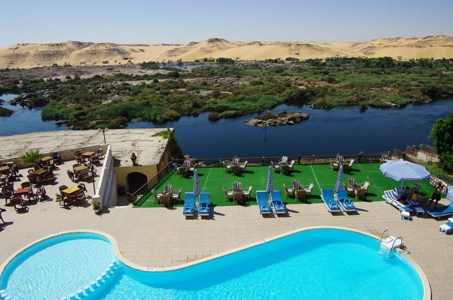 昼食のレストラン会場は、小さなホテルでした。<br /><br />そこから、ナイル川と砂漠を望んでパシャリ。<br /><br />いや、それにしても、室内でも熱い。・・・そこに飛び込みたい。