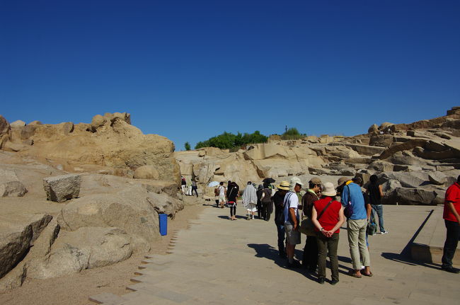 さて、アスワンといえば、アスワンハイダムしか思い浮かばないかもしれないですが、今日の主役はこちら。<br /><br />切りかけのオベリスク（石切り場跡）！<br />こちらもアスワンでは有名な観光名所です。<br /><br />ピラミッドにも、このあたりの石が運ばれて、使われたそうです。<br /><br />さて関係ないけど問題です。みんな何を覗き込んでいるのかな？<br />――A.温度計です。今日はもう摂氏40度！