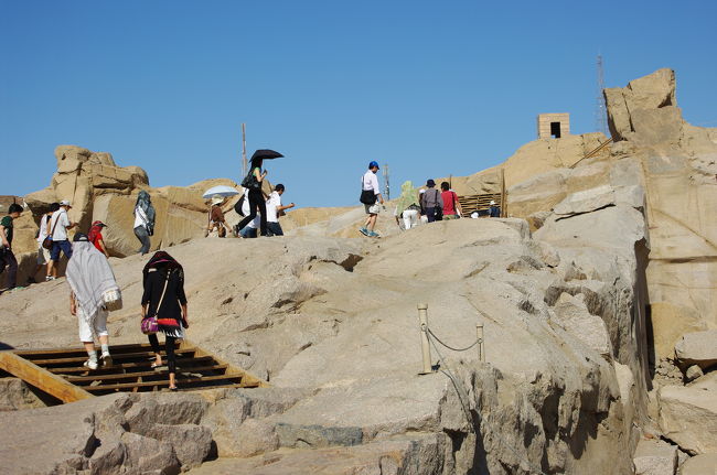 さぁ、いざ石切り場登山へ出発！<br /><br />大した高さではないですが、熱いのが問題です。石焼人間になりそうです。