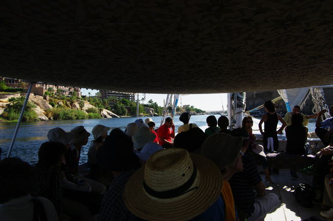 さて、今日はちょっと早めにホテル入り！<br /><br />今日のホテルは、島にあるので、船がないと渡れません。<br /><br />ナイル川名物の帆かけ舟「ファルーカ」に乗って、ピラミサ・イシス・アイランドを目指します！<br /><br />ファルーカ。川の流れも穏やかだし、屋根もあるので、思ったより快適です♪