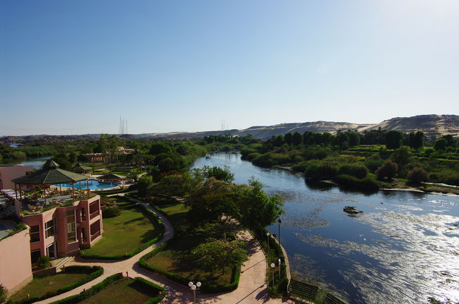 「地球の歩き方」では、「最高級」にランクされているアスワンのホテル、「ピラミサ・イシス・アイランド」に到着！<br /><br />部屋からの眺めです。