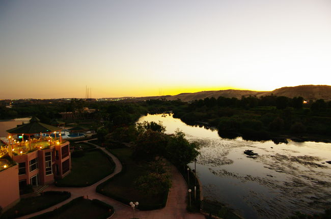 ホテルの部屋から、夕暮れのナイル。