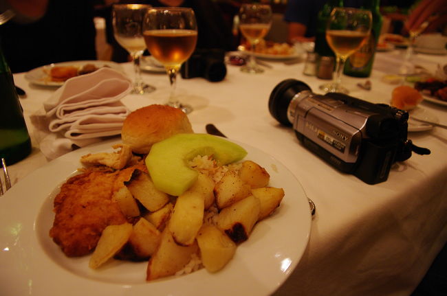 今日の夕食はホテルでビュッフェ。<br /><br />学生には、食べ放題は有難いですvv（笑）