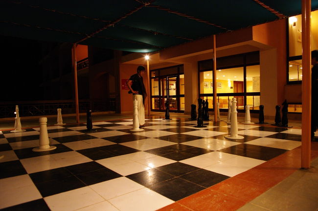 ロビー出たところになぜか巨大チェス盤があったので、食後に一勝負愉しむ友人２人（笑）<br /><br />・・・気がついたら10時になってました。<br />いやはや旅行の時間は短いですね。<br /><br />明日はスーダン国境に程近いアブシンベルに向かいます。