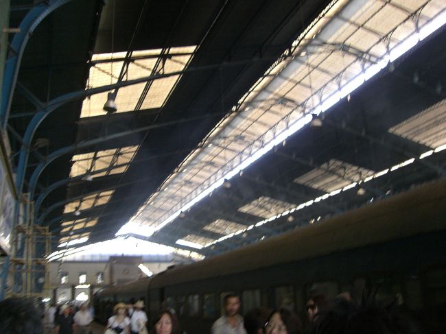 今日は鉄道の旅です。<br /><br />カイロ・ラムセス駅から出発です。<br />なんだか、鉄道敷設初期のような駅・・・