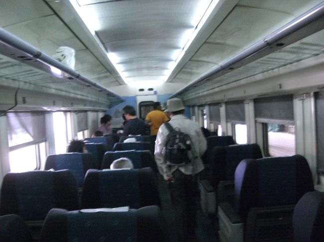 車内はこんな感じ。１等だそうです。<br /><br />けっこうキレイな方かも。窓ガラスはとても汚くて、景色は曇ってたけど。<br />席は広くって楽々でした♪<br />