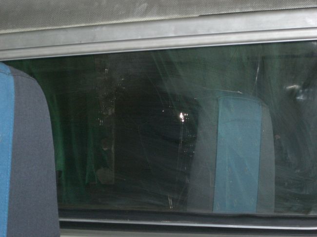 ただし、こんな所が！！<br />見にくいですが、窓ガラスに放射線状のヒビが・・・<br />なんだろう・・？銃撃をうけた跡？