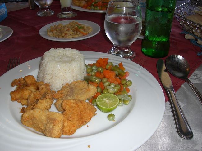 シーフードフライ。<br />友達は「油っこい！！」と受け付けてなかったが、私は「美味しい！！」とモリモリ食してました。<br /><br />ご飯がどうみてもゼリー型。