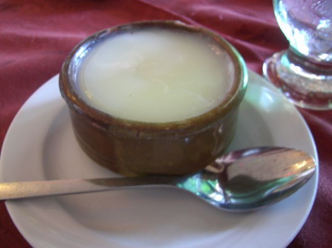 デザートはミルクプリン。<br />いや、練乳ゼリー。おいしかったけど、くどくて完食できなかった(T T)