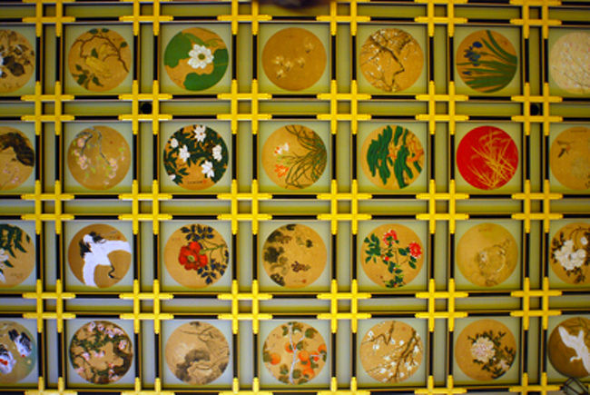 とある大きな部屋の天井。<br /><br />端から端までこのように絵が描かれていた。<br />圧巻。