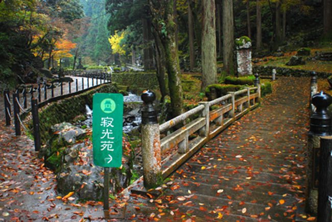 永平寺の横に流れている川に沿って奥に進む。<br /><br />寂光寺へと続く道を発見。