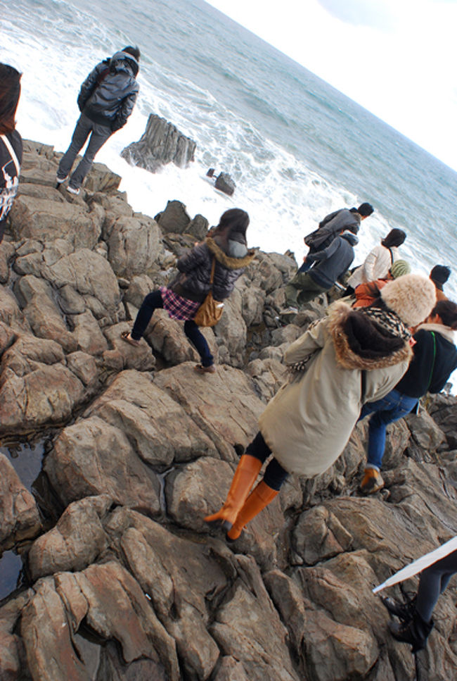 風がすごく吹いていたけど、近くにいたツアーの案内人がこう言ってた。<br /><br />「今日なんて序の口。立ってられないくらいの強風がしょっちゅう吹くよ」<br /><br />今日は天気悪いけど、そんな日じゃなくてよかった。