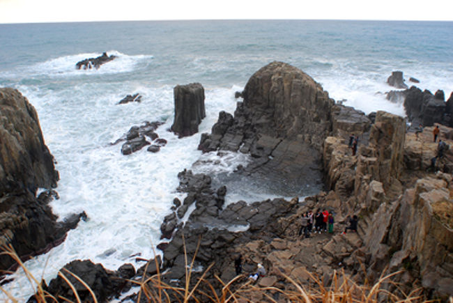 下の方まで降りられる。<br /><br />降りるのは元気な青年たちが多い。<br /><br />そんな手前で、寒さに凍え(？お酒に酔い？)動けなくなったおじいちゃんを介護する隊員たちの姿が。<br />(写真真ん中下方)