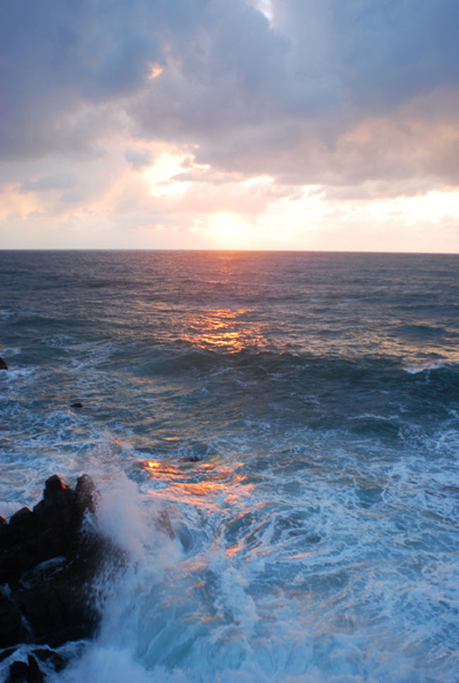 1日中ほとんど雨だったけど　私が東尋坊にいた時間帯は雨も止み、太陽も少し覗いてくれた。<br /><br />太陽が落ちる瞬間。<br />きれいな海に落ちる夕日に言葉を失い、しばらく見とれる。<br /><br /><br />この後、いきなり降りだした大粒の雨をよけるようにして今日泊まるあわら温泉の宿「美松」へ。<br /><br />東尋坊から出ているバスで20分くらいで到着。<br />バスの運転手さんがすごく親切な人だった。