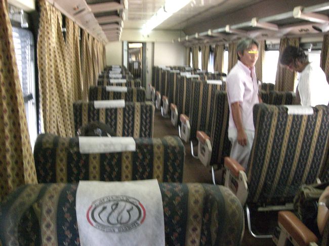 車内。<br />かなり埃っぽくて、カイロに着く頃には喉がイガイガしてました。<br />あと、座席が傾いているのは仕様です。<br />窓ガラスには触ってはいけません。