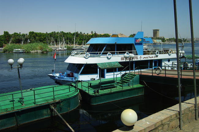 今日は、ファルーカではなく、ホテルの船でアスワン市街地へ渡りました。<br /><br />午前10時30分。<br /><br />さぁ、エジプト南端、アブシンベルへ出発！