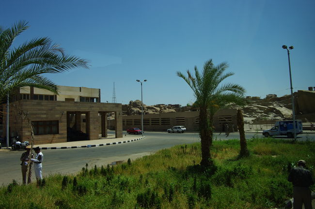 ・・・と思ったら、11時まで、切りかけのオベリスクの前のモータープールで足止め。<br /><br />実は、アブシンベルまでは見通しの良い一本道で、観光客を乗せたバスも多く、国境も近いため、テロを警戒してエジプトの観光警察の車が、バスを先導するのです。<br /><br />その出発時間は、11時。出発まで、一緒にアブシンベルに向かう車を待ちます。