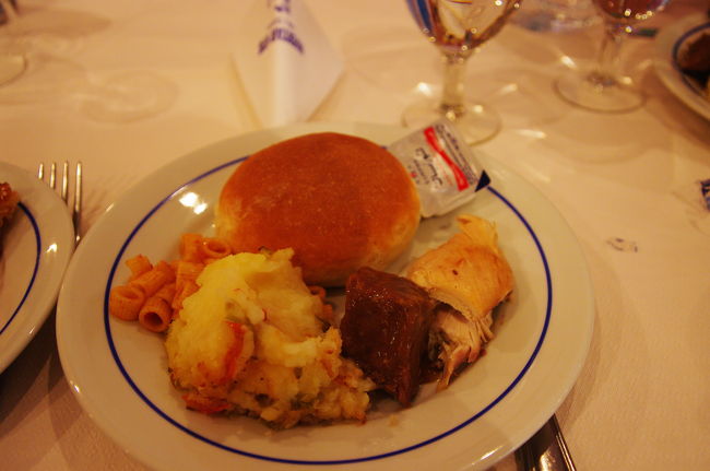 午前中は移動だけに費やしました。<br /><br />そして、アブ・シンベルの宿「ネフェルタリ・ホテル」に到着！<br /><br />午後1時半、レストランにて昼食。