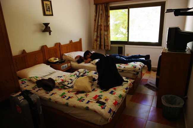 ネフェルタリホテルの部屋。<br /><br />それにしても、外が熱すぎる。さすがエジプト南端。<br /><br />アブ・シンベル神殿の観光は3時からということになったので、冷房全開にして、ホテルの部屋に立て篭もります（笑）
