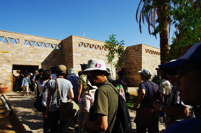 ここでも例外なく、入り口ではセキュリティーチェックを受けます。<br /><br />難なく通過・・・かとおもいきや、X線検査の係員に呼び止められてしまいました。<br /><br />リュックを開けて、「何も危ないもの持ってないよ〜」って言ったら。カプセル状の"アレ"を指さして、「これは何だ！」って。<br /><br />ええ、アレとは、一眼レフ用のブロワーです（笑）　確かに見かけは手榴弾そっくり。シュポシュポしてみせると、その場大笑い。