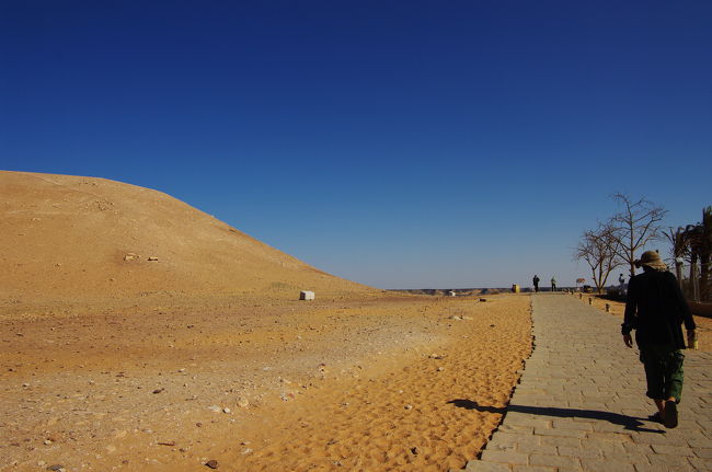 歩いて神殿のある方向に向かいます。<br /><br />この砂山の反対側が大神殿です！