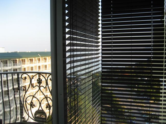 真栄田岬でのシュノーケリングのために早起きした日<br /><br />朝日が差し込む、7時前。