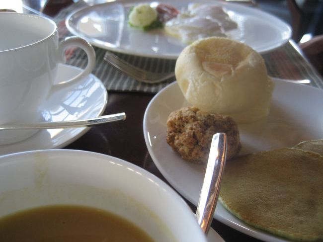 スープにサラダ、パンにパンケーキ、卵料理。<br />少しずつ色々なものを！！