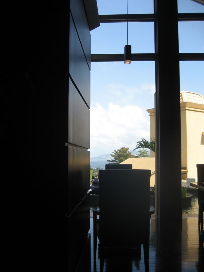 天井の高いレストランで青空を眺めながら、のんびりと朝食だなんてホント贅沢な時間だなぁ。