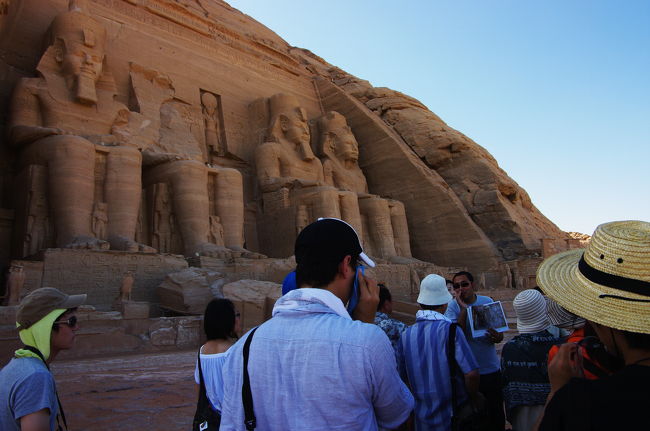 アブ・シンベル神殿の前で日本語で解説してくれる現地ガイドさん。<br /><br />いやぁ、初日から思ってることですが、ほんとに日本語が上手い！