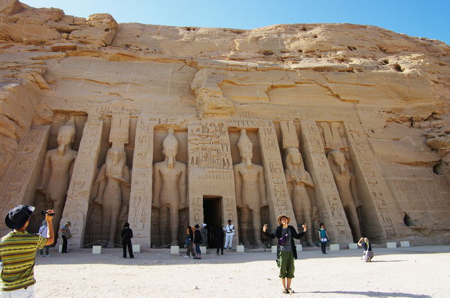 友人Ａを、小神殿前でパシャリ。