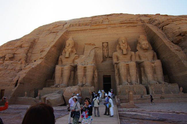 再び大神殿前。<br /><br />大神殿ははじめ人が多かったので、先に小神殿を見てから大神殿内を見学しました。<br /><br />中の様子は、いろんなところで紹介されてますので、是非探してみてください。<br /><br />荘厳です。