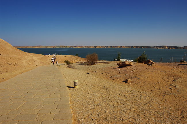 アブ・シンベル神殿の前は、アスワンハイダムによってできた「ナセル湖」が迫っています。<br /><br />当初はこの湖に沈むはずだったアブ・シンベル神殿は、ユネスコの手で今の場所に移設され、事なきを得たのです。