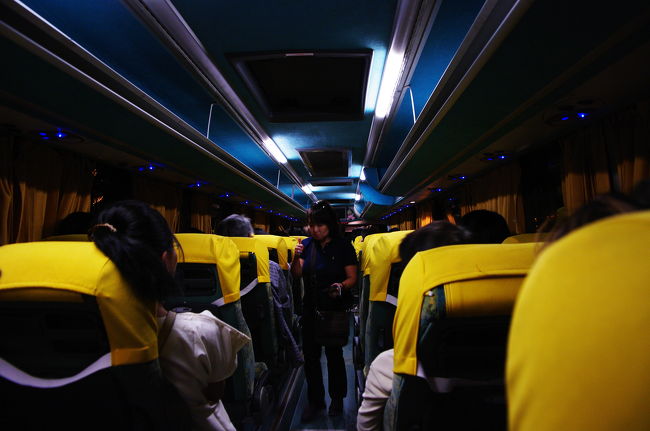 さぁ、夜になりました！<br /><br />今回の旅行で唯一の「音と光のショー」を見るため、アブシンベル神殿へ向かいます！<br /><br />ってか、いちいちバスに乗らなくても、アブシンベルは小さな町なので、神殿はホテルから歩いて5分なんですけどね・・・。<br /><br />足元が暗いからか、わざわざバスを用意して下さいました。