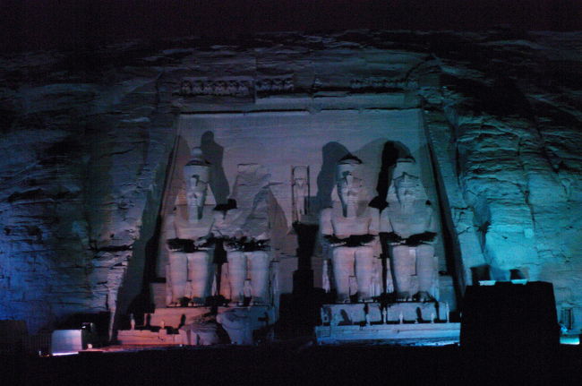 音と光のショーで、青くライトアップされる、大神殿。<br /><br />カメラ手持ちで、三脚がなかったので、これが限界です。