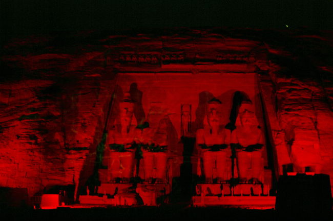 ショーの途中は、めまぐるしく、さまざまな色にライトアップされます！