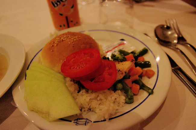 ショーから帰って、夕食です。<br /><br />今日はスープが塩が効いてて美味しかったです。ずっと暑いと塩辛いものが欲しくなります。<br /><br />明日は、超早朝にアブ・シンベル神殿から日の出を見た後、再び陸路アスワンに戻ります。