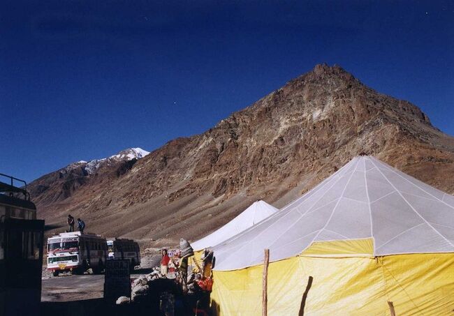 9月21日（日）<br /><br />翌朝４時。<br />眠い目を擦りながらバス通りへ向かうと、同じように眠そうな顔をした人々が幾人も突っ立っているのが見えた。<br /><br />しばらくして向こうからバスのエンジン音が聴こえてきた。かじかむ手で皆が屋根に荷を載せ終えると、闇の中バスは出発した。<br /><br /><br />しばらくしてダルチャ（標高3400m）のチェックポストに到着する。<br />この先、ジャンム・カシミール州に入るので、外国人はパスポートチェックを受ける必要があるのだ。<br /><br />ダルチャを発った後、バスは山道をぐんぐんと登り始めた。つづら折を折り返すたびに高度計の数字が3600、3800、4000と大きくなってゆく。<br /><br />2つ目の峠、「バララチャ・ラ」（4950m）を越えると道は下りになった。<br />下りのつづら折りの麓に白いテント村が見える。<br /><br />1時間ほどかけて下り、そのテント村「バラートプル」に到着した。<br /><br /><br />★★★メインブログの詳細記事はこちら↓★★★<br />標高5,317mの峠を越えてレーの町へ！秘境ラダック地方へのバス旅②（ケーロン～レー）<br />http://search-ethnic.com/travel/to-ladakh2