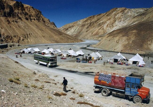 バラートプルで我々は朝食を摂った。<br />テントの中の食堂で、私は最も無難な食事である野菜入りのチョウメンとチャイを頼んだ。25ルピー（63円）。<br /><br /><br />バラートプルを出ると、バスは再び高度を上げ始めた。<br />「ナキー・ラ」（4950m）、「ラチュルン・ラ」（5065m）といった峠を次々に越えてゆく。<br />何度も何度もつづら折をぐねぐねと登り、そして、降りていく。<br /><br />昼頃、バスはパンのテント村に到着した。<br />灰色の小川の周りに群がる白いテント、周りを取り囲む薄茶色の岩肌、先ほどのバラートプルとほとんど変わりのない風景だ。<br /><br /><br />★★★メインブログの詳細記事はこちら↓★★★<br />標高5,317mの峠を越えてレーの町へ！秘境ラダック地方へのバス旅②（ケーロン～レー）<br />http://search-ethnic.com/travel/to-ladakh2