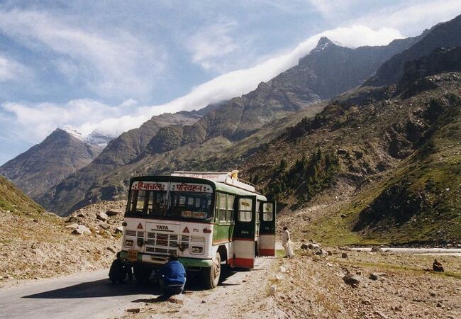 パンで我々は昼食を摂った。<br />テントの中の食堂で、オムレツとチャイを頼んだ。25ルピー（63円）。<br /><br /><br />パンを出てしばらく進むと視界が一気に開けた。<br />素晴らしい高原地帯、地平線の先が見えないほどの平原の広がり。<br />とても4600mもの標高を持つとは思えないような広大な平原だ。<br /><br />その中をバスはただ一台、突っ走る。<br /><br />高原を抜けるとバスは川沿いを走った。<br />ここでトラブルが発生する。<br /><br />パンクだ！