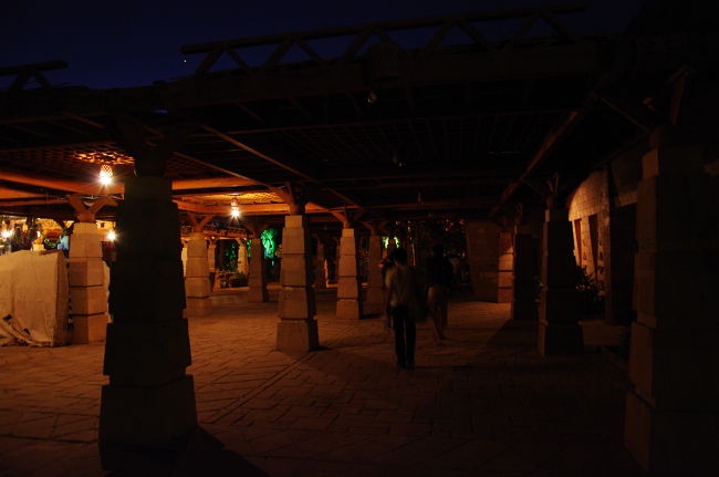 早朝5時。<br /><br />アブ・シンベル神殿入口。今日はここから、ナセル湖に昇る朝日を見るのです。<br /><br />警備員の皆さん、こんな朝早くからの営業ご苦労様です。