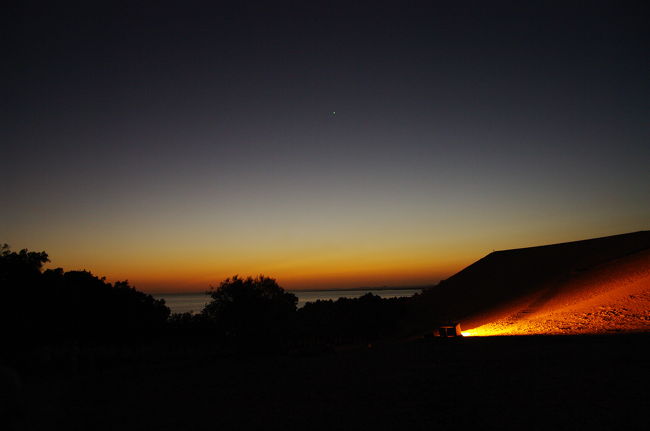 だんだん明るくなってきました。<br /><br />でも、まだ星も見えます。