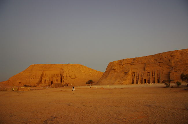 朝焼けに浮かぶ、アブ・シンベルの大小の神殿。