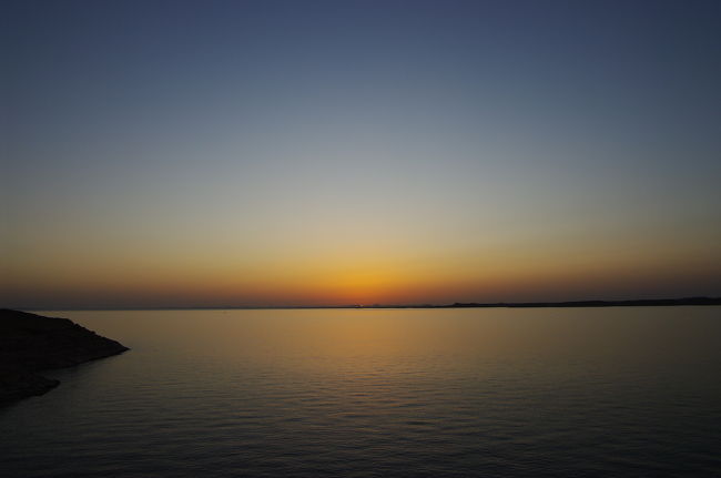 午前5時38分。<br /><br />待ちに待って、ついに、太陽がその片鱗をのぞかせました。<br /><br />どこにいるでしょうか？（笑）　拡大してみて！