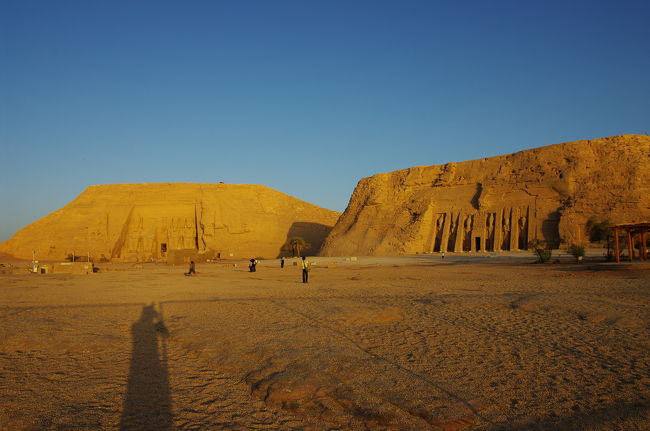 朝の光に輝くアブ・シンベル神殿。<br /><br />日が昇る前と比べると、やっぱり空が青いです！