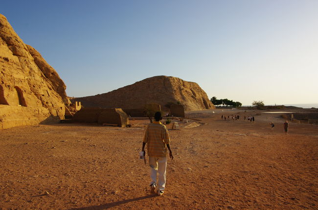 やっぱり、エジプトで一番美しいものは太陽だった。<br /><br />と思いつつ、名残惜しいですが、アブ・シンベル神殿を後にしました。