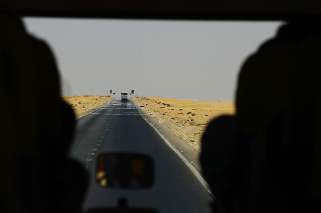 午前10時、アブ・シンベル発。<br /><br />また、ひたすら砂漠の中をアスワンに戻ります。<br />